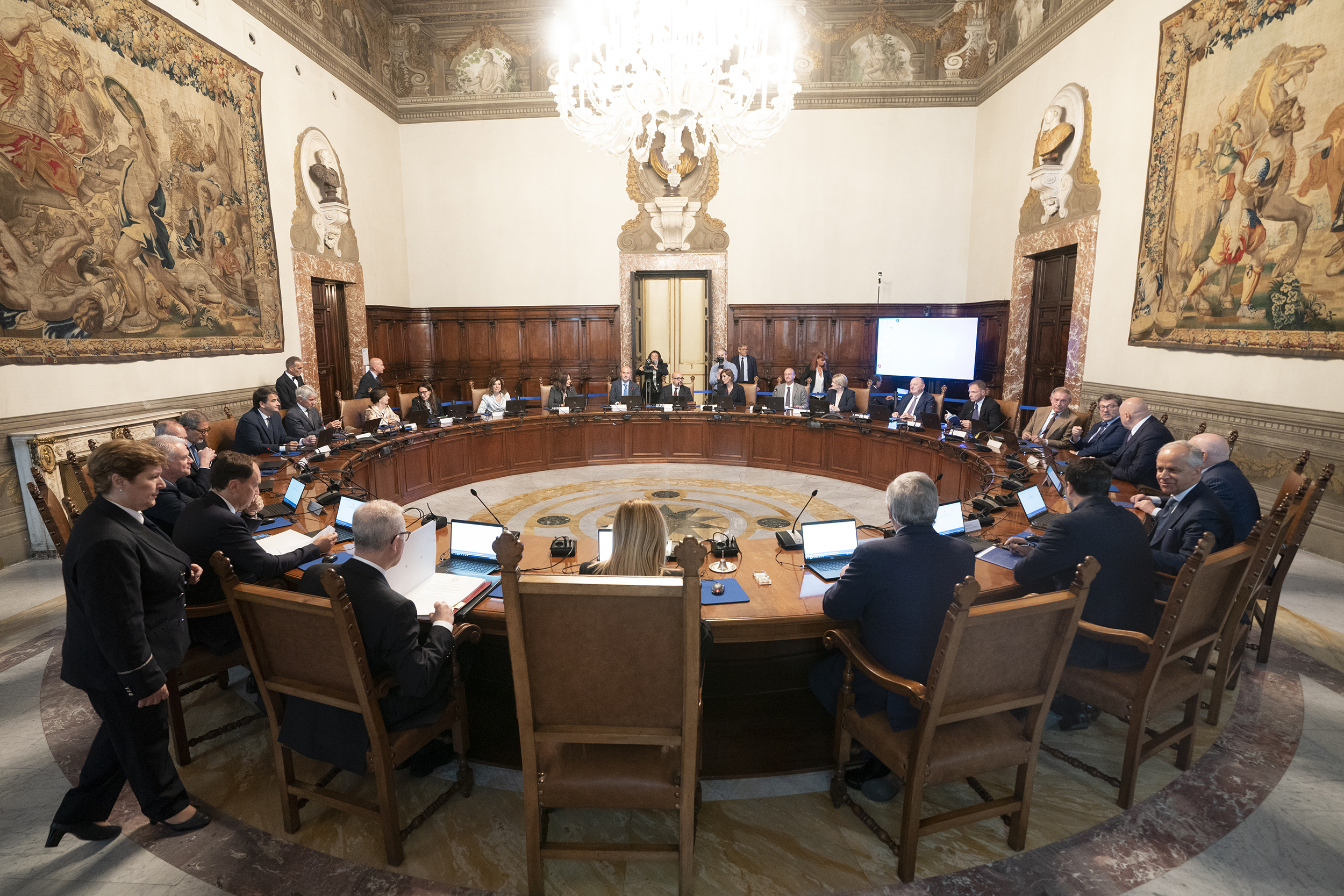 tavola rotonda con consiglio ministri