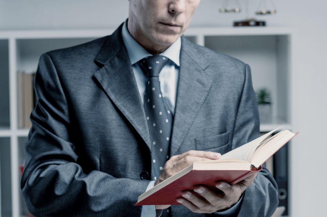 uomo con libro